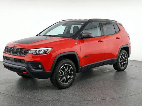 Used 2025 Jeep Compass Trailhawk image 3