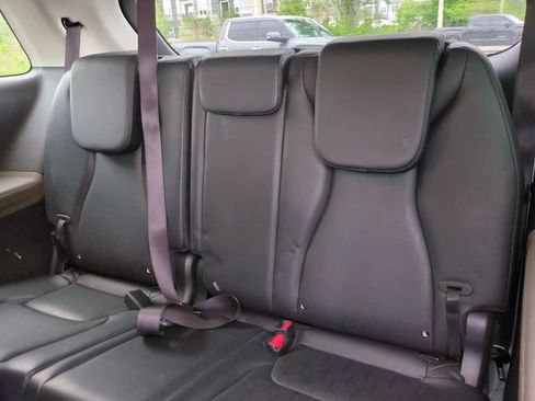 Used 2025 Kia Carnival FWD image 13