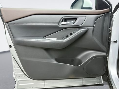 Used 2023 Nissan Rogue SV w/ SV Premium B Package image 9