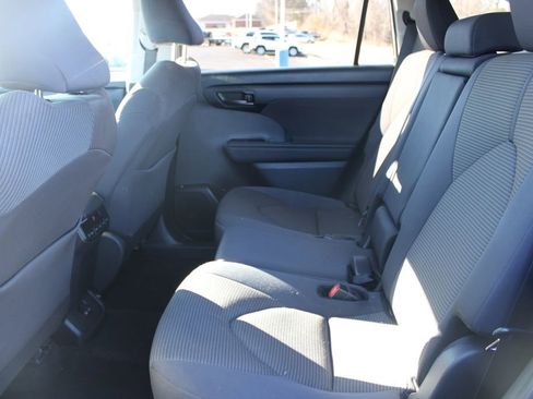 Used 2024 Toyota Highlander LE AWD/4WD image 23