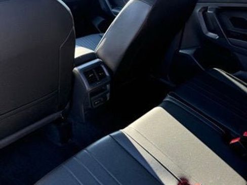 Certified 2022 Volkswagen Tiguan SE R-Line image 9