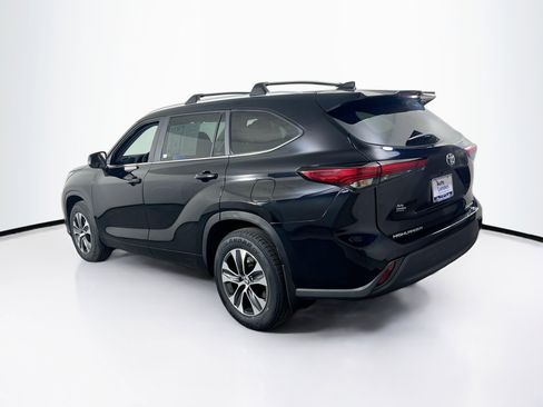 Used 2023 Toyota Highlander XLE image 7