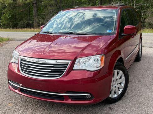 Used 2016 Chrysler Town & Country Touring FWD image 48