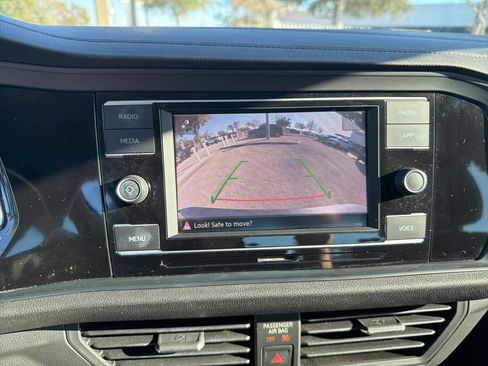 Used 2023 Volkswagen Jetta SE image 6