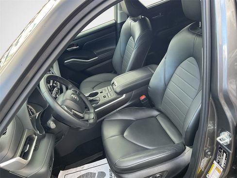Used 2022 Toyota Highlander XLE image 12