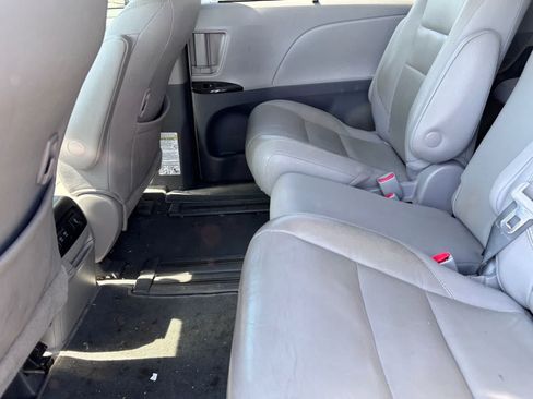 Used 2020 Toyota Sienna XLE w/ XLE Navigation Package FWD image 11