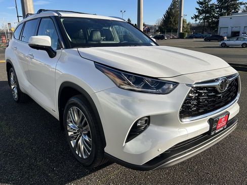 New 2026 Toyota Highlander Platinum image 3