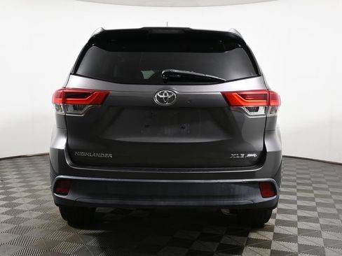 Used 2017 Toyota Highlander XLE AWD/4WD image 10
