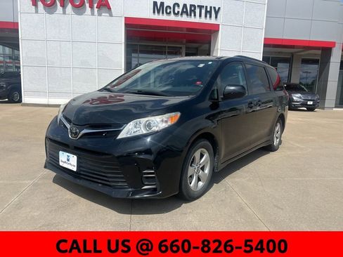 Used 2020 Toyota Sienna LE FWD image 2