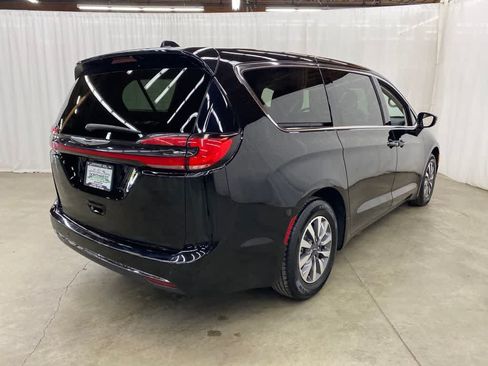 Used 2024 Chrysler Pacifica Limited FWD image 5