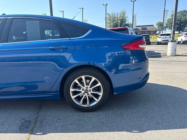 Used 2017 Ford Fusion SE w/ Fusion SE Technology Package FWD image 9