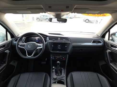 Used 2024 Volkswagen Tiguan SE w/ Panoramic Sunroof Package image 23