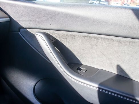 Used 2022 Tesla Model Y Long Range image 22