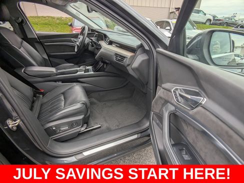 Used 2019 Audi e-tron Prestige w/ Prestige Package AWD/4WD image 15