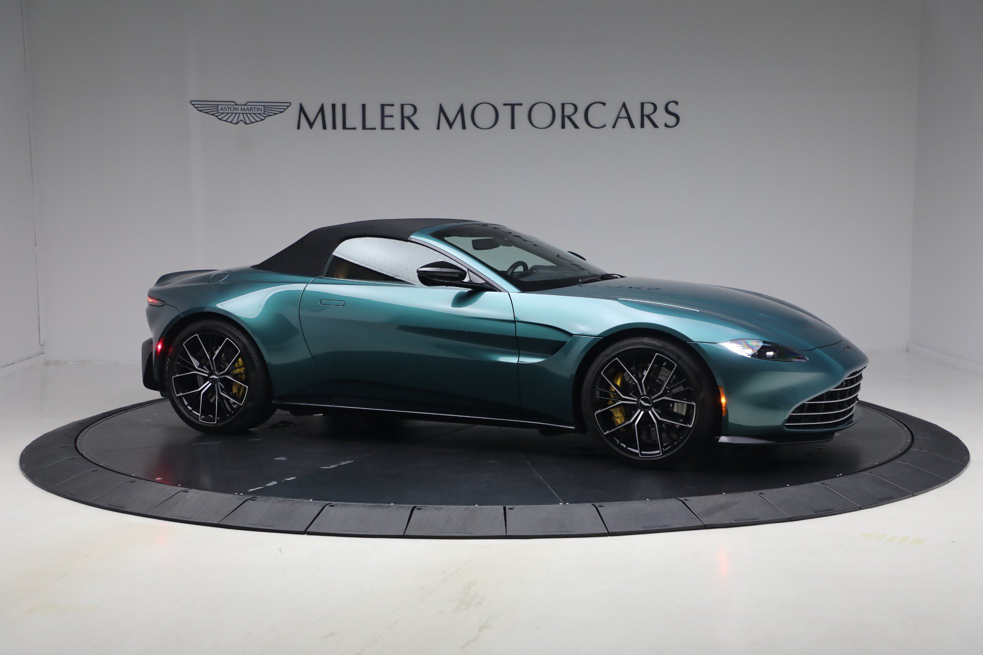 Used 2023 Aston Martin V8 Vantage Roadster RWD image 25