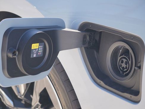 New 2026 BMW 750e xDrive w/ Premium Package image 6