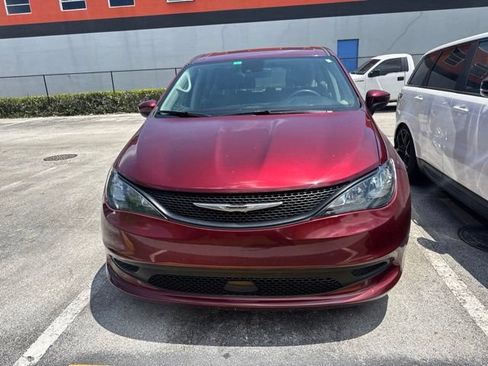 Used 2022 Chrysler Voyager LX FWD image 2