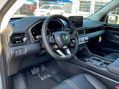 New 2025 Honda Pilot Touring image 8