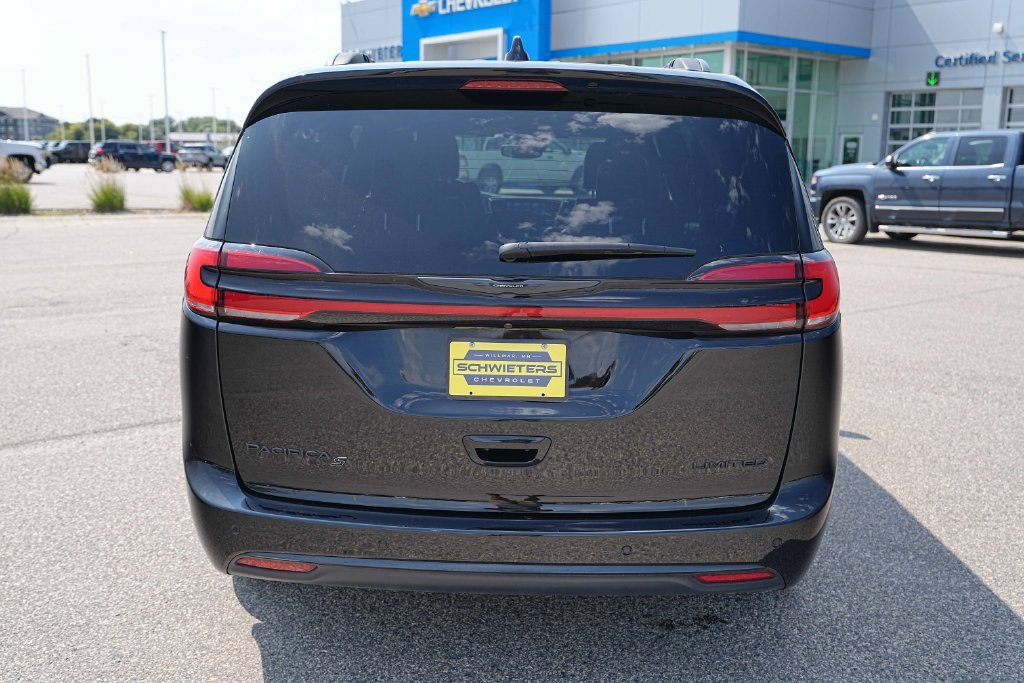 Used 2025 Chrysler Pacifica Limited FWD image 8