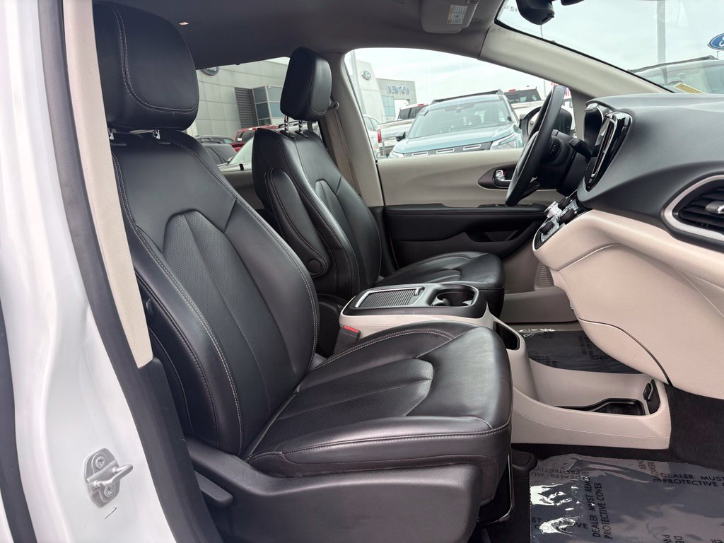 Used 2023 Chrysler Pacifica Touring-L FWD image 30