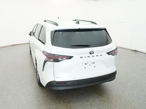New 2026 Toyota Sienna XLE image 16