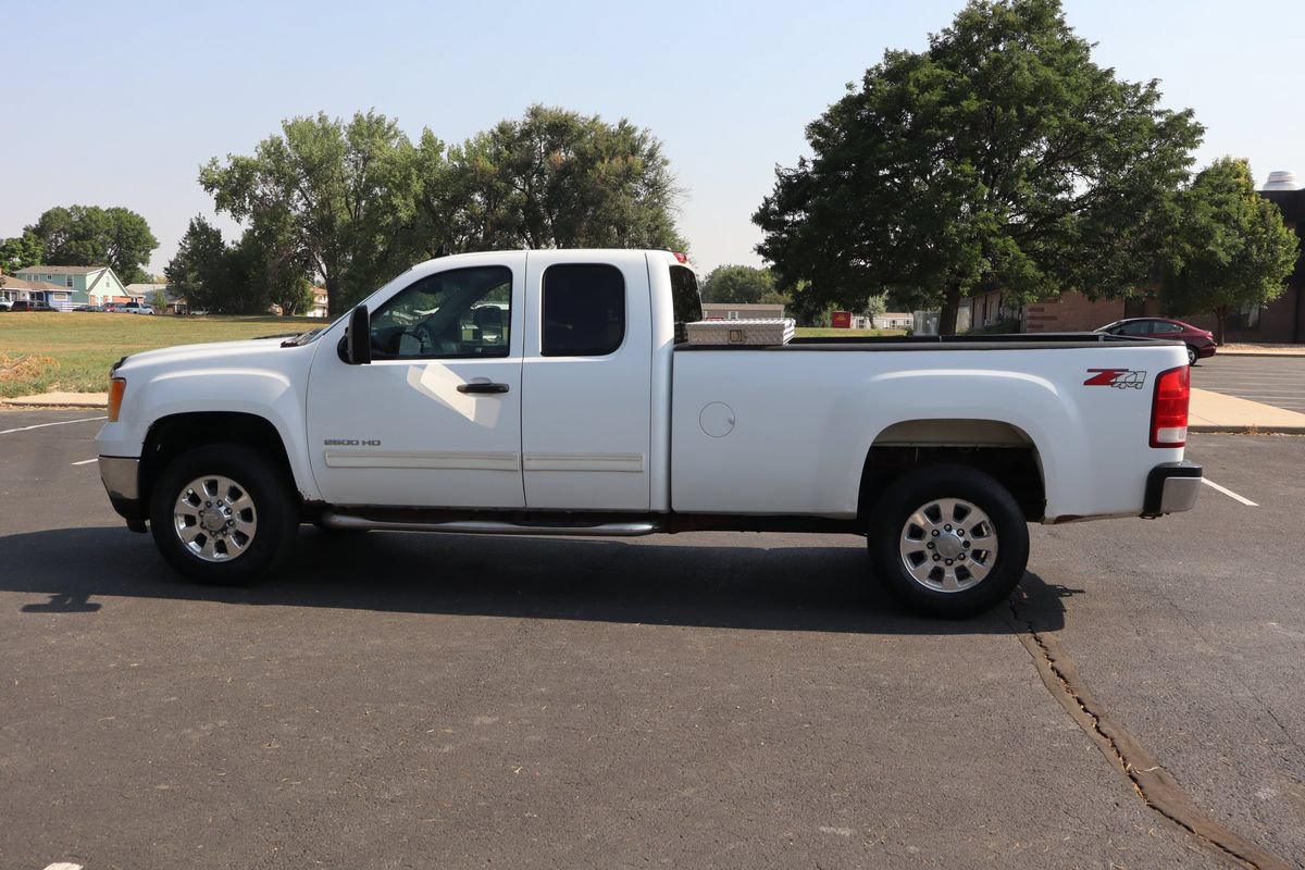 Used 2011 GMC Sierra 2500 SLE w/ Suspension Package, Off-Road AWD/4WD image 9
