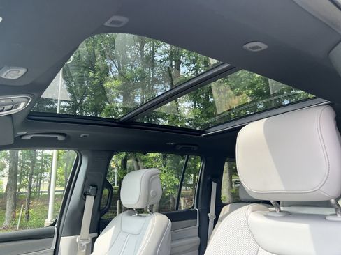 Certified 2025 Jeep Wagoneer Series III w/ Premium Group I AWD/4WD image 15