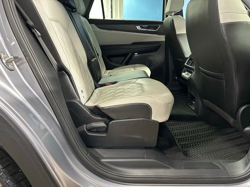 Used 2024 Volkswagen Atlas Cross Sport SEL Premium R-Line AWD/4WD image 43