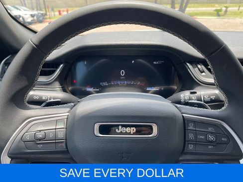 Used 2025 Jeep Grand Cherokee Laredo AWD/4WD image 8