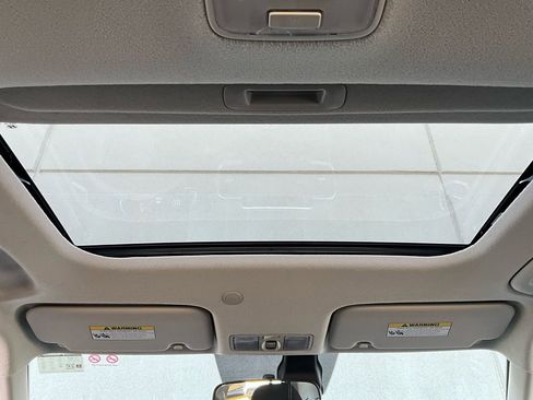 Used 2025 Hyundai Venue SEL image 18