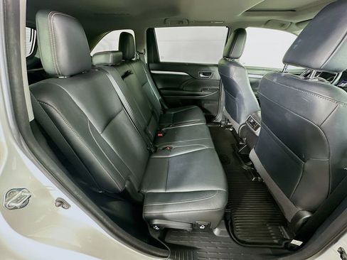 Used 2018 Toyota Highlander XLE AWD/4WD image 37