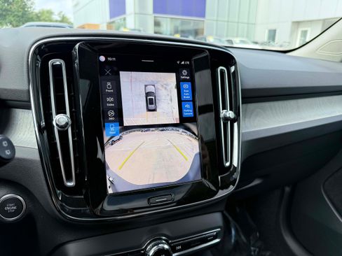 Certified 2025 Volvo XC40 B5 Plus AWD/4WD image 22