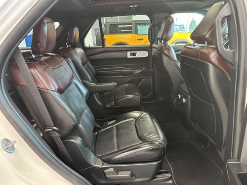 Used 2020 Ford Explorer Platinum w/ Premium Technology Package AWD/4WD image 14