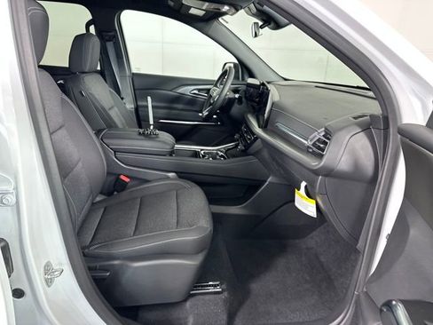 Used 2025 Chevrolet Traverse LT image 28