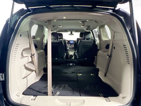 Used 2018 Chrysler Pacifica Touring-L image 34