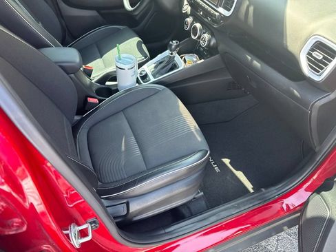 Used 2022 Hyundai Venue Limited FWD image 7