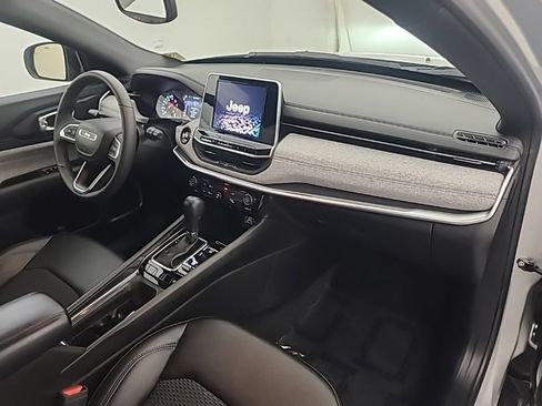 Used 2025 Jeep Compass Latitude AWD/4WD image 14