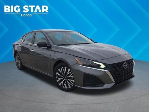 Used 2024 Nissan Altima 2.5 SV FWD image 1