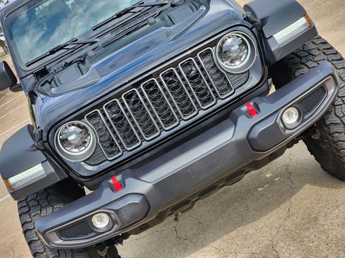 Used 2025 Jeep Gladiator Rubicon w/ Convenience Group AWD/4WD image 14
