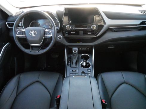 Certified 2024 Toyota Highlander XLE image 10