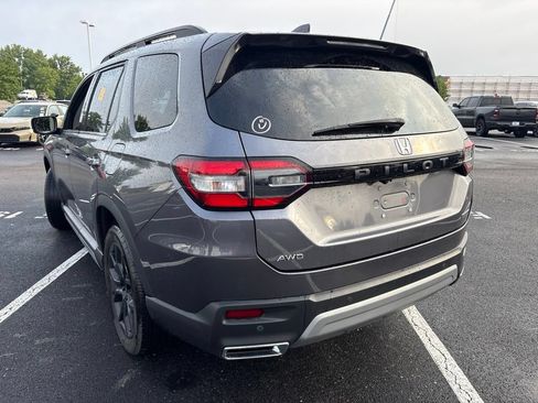 Used 2025 Honda Pilot Touring image 10