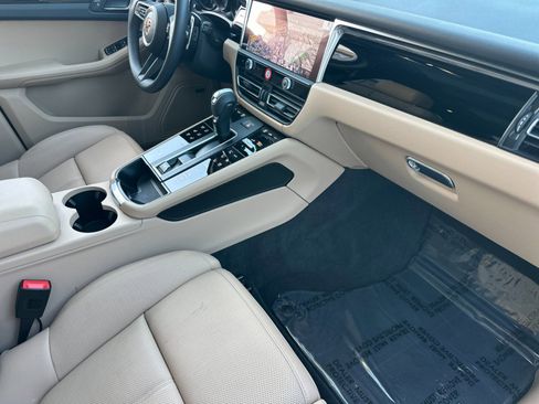 Certified 2025 Porsche Macan image 16