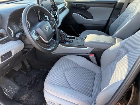 Used 2022 Toyota Highlander L FWD image 13