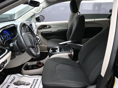 Used 2019 Chrysler Pacifica Touring Plus w/ Advanced Safetytec Group FWD image 10