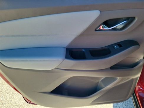 Used 2018 Chevrolet Traverse LT image 11