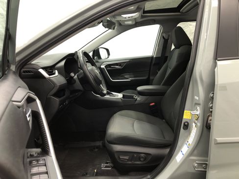 Used 2022 Toyota RAV4 XLE w/ Convenience Package image 12