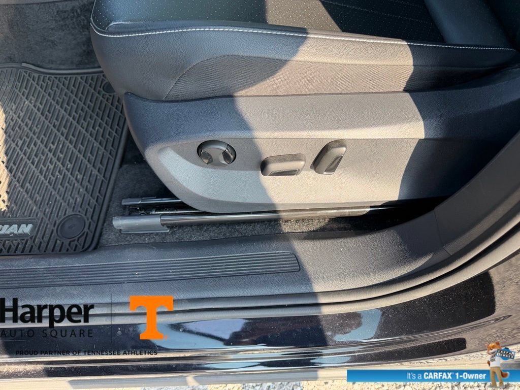 Used 2024 Volkswagen Tiguan SE w/ Panoramic Sunroof Package FWD image 17
