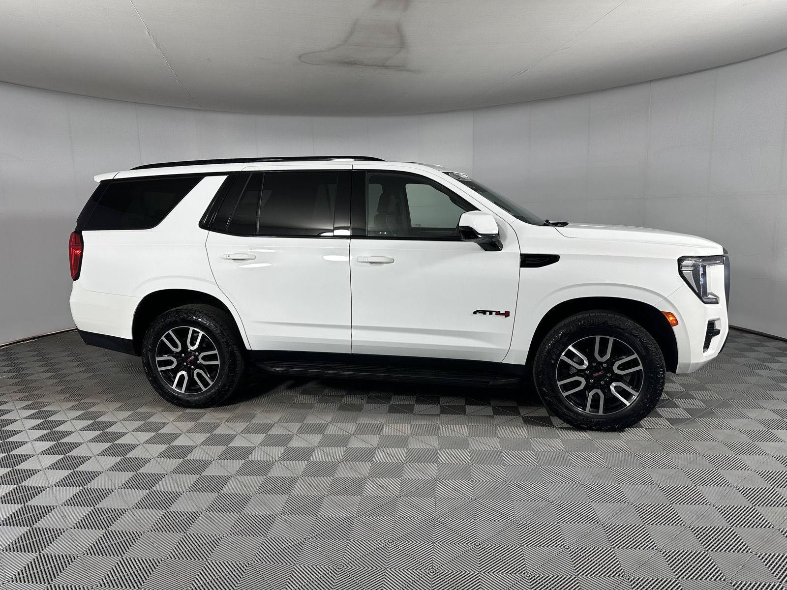 Used 2024 GMC Yukon AT4 w/ Technology Package AWD/4WD image 16