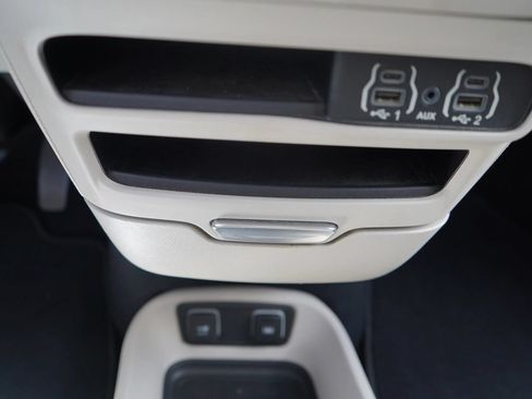 Used 2021 Chrysler Pacifica Touring-L FWD image 11