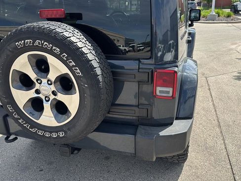Used 2018 Jeep Wrangler Unlimited Sahara w/ Connectivity Group AWD/4WD image 12